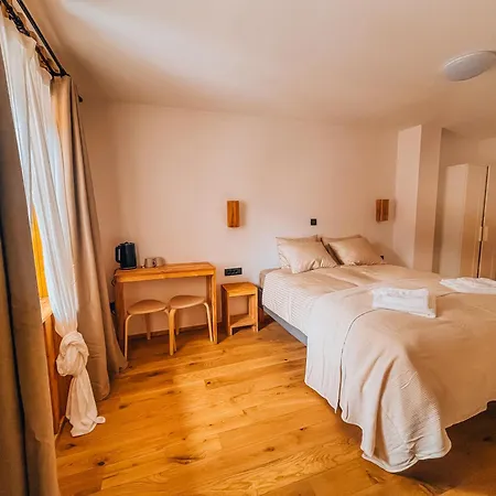 Maison Lenka Pensión *